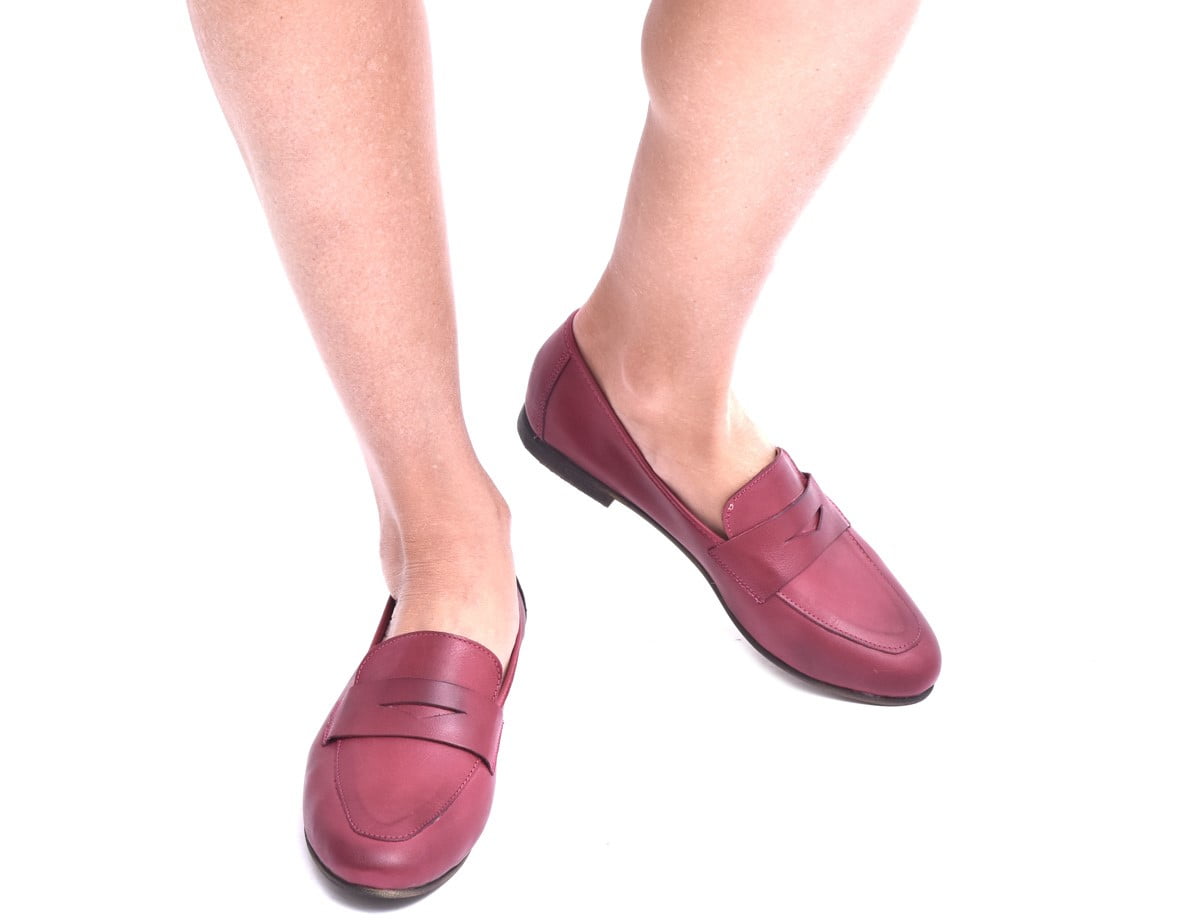 נעלי מוקסין אדומות נשים