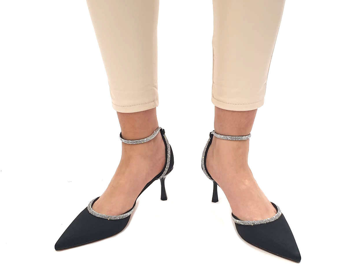 נעלי עקב - דגם לימן שחור-סנדלי עקב לנשים