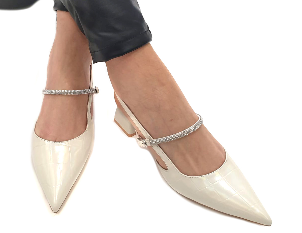 נעלי עקב - דגם תלתן-סנדלי עקב לנשים